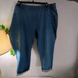 EUC: Terra & Sky Sze 3X (24W-26W) Light Wash Distressed Pull-On Cropped Jeans